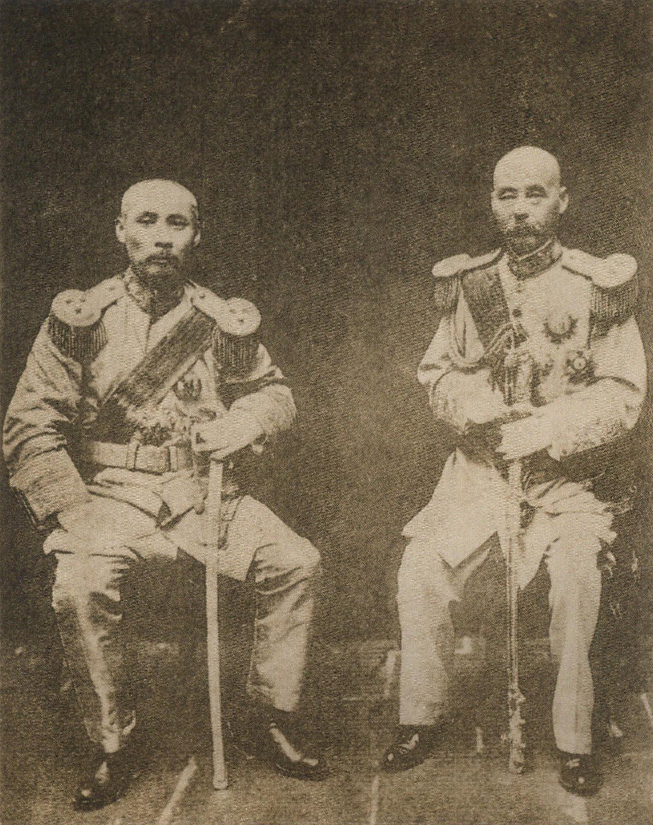 张勋复辟失败后复任国务总理的段祺瑞(左) 与代理大总统冯国璋合影
